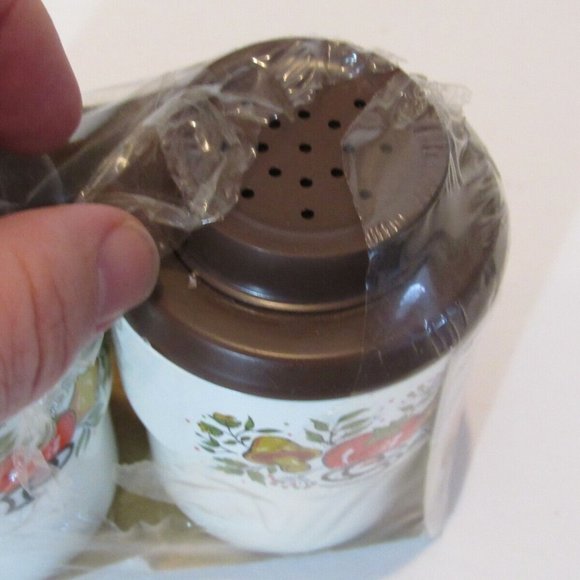 Vtg Sterilite Garden Plastic Salt Pepper Shaker Set Made in Canada NOS Sealed - Picture 5 of 5